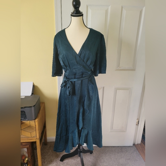 Emerald Dress from Lulu’s. EUC - Picture 4 of 7